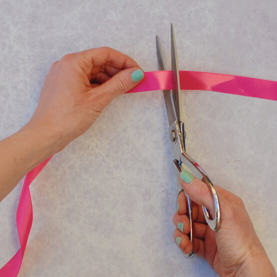 ribbon-garland3.jpg?sw=554&q=85