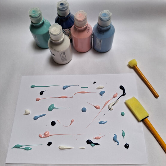 idea_paper-winter-bobble-hat_step1a.jpg?sw=554&q=85