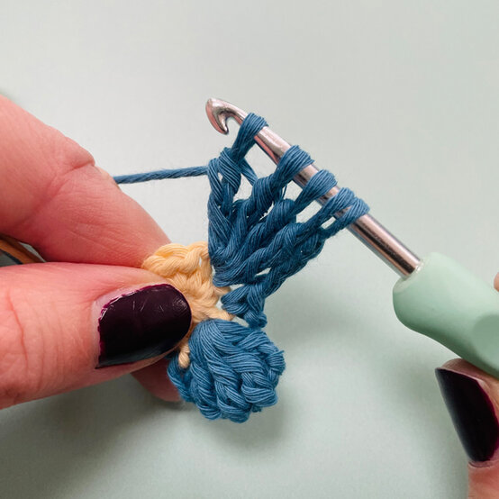 idea_crochet-good-vibes-applique_step6.jpg?sw=554&q=85