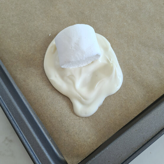 idea_how-to-make-melted-snowman-treats_step3a.jpg?sw=554&q=85