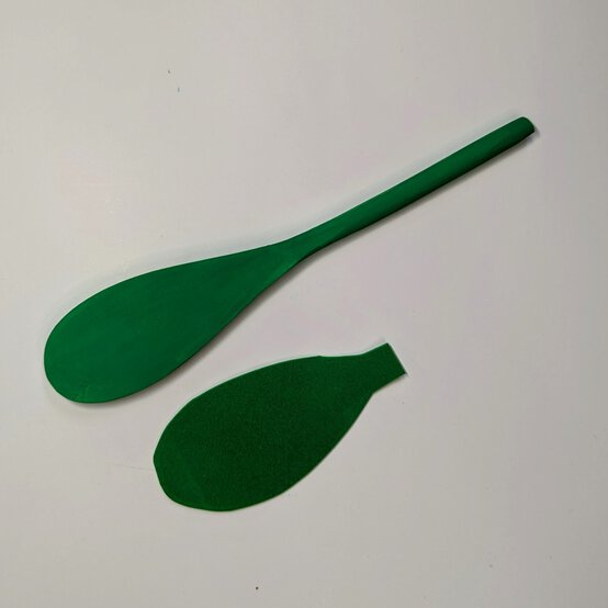 how-to-make-a-wooden-spoon-dragon-puppet_step-6.jpg?sw=554&q=85