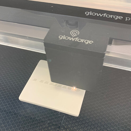 glowforge-how-to-make-personalised-ceramic-coasters_step3b.jpg?sw=554&q=85
