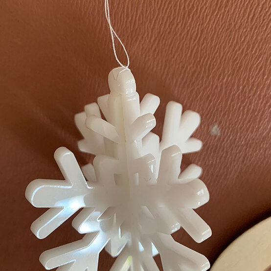 idea_Glowforge-First-Christmas-Bauble_Step12c.jpg?sw=554&q=85