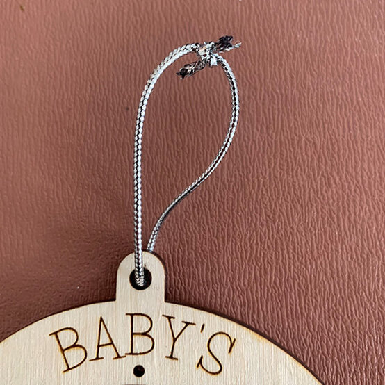 idea_Glowforge-First-Christmas-Bauble_Step12b.jpg?sw=554&q=85