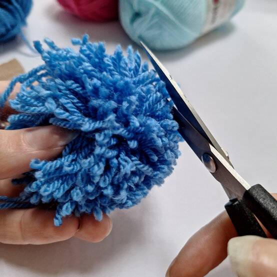 idea_paper-winter-bobble-hat_step5d.jpg?sw=554&q=85