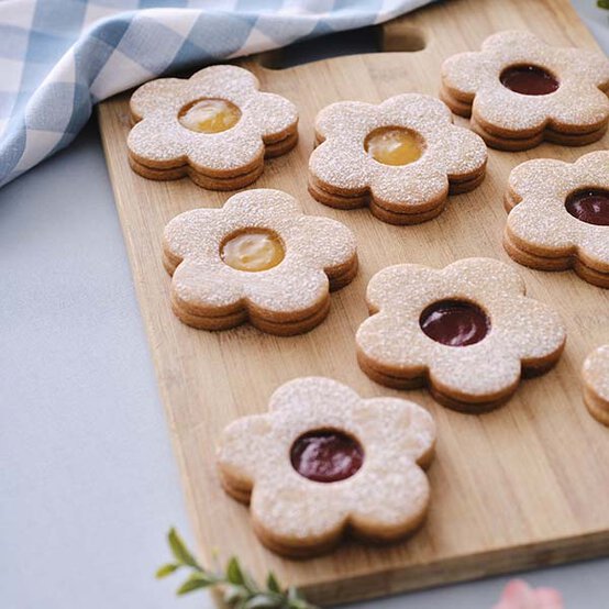 ideas%5Feaster%2Dhamper%2Dideas%5Fdaisy%2Dbiscuits.jpg?sw=554&q=85