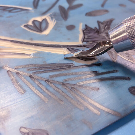 how-to-lino-cut-a-scottish-thistle-print_preparation_step-6_2.jpg?sw=554&q=85