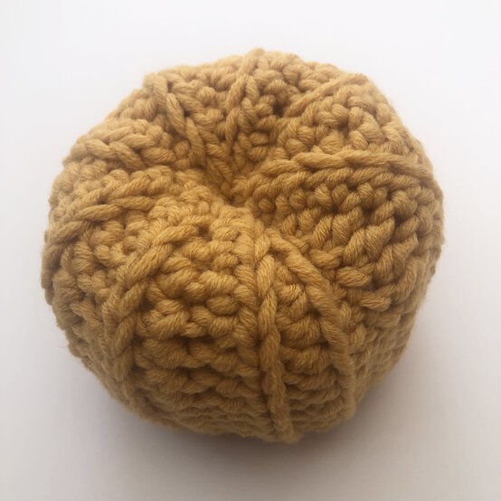 how-to-crochet-a-collection-of-pumpkins-step-1g.jpg?sw=554&q=85