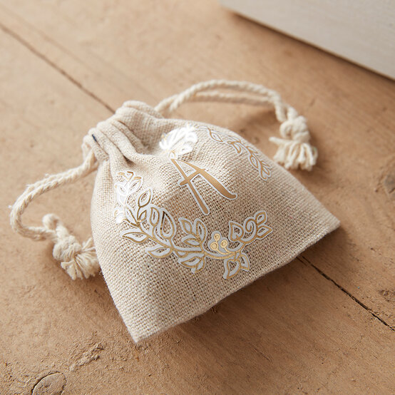 cricut-howtomakeapersonalisedhamper-minibag.jpg?sw=554&q=85