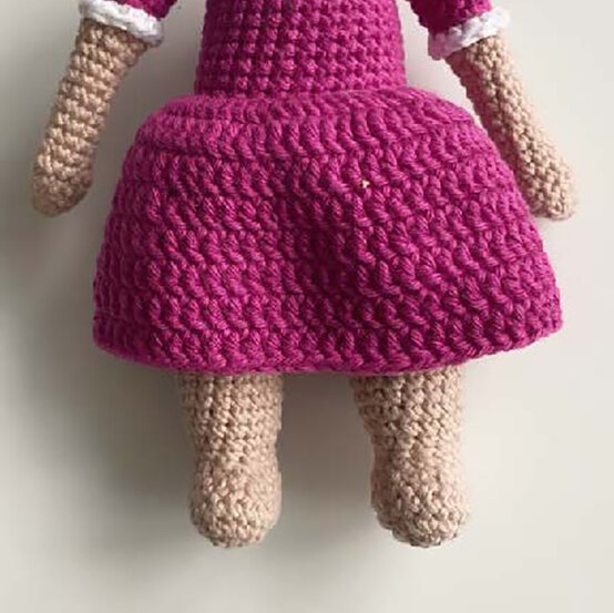 idea_how-to-crochet-amigurumi-mrs-claus_skirt.jpg?sw=554&q=85