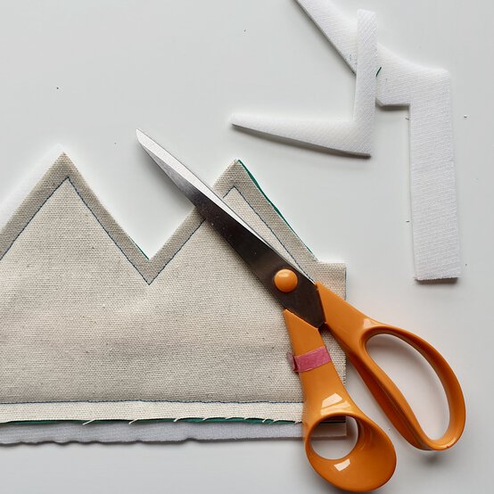 ideas_steps-how-sew-a-fabric-crown-step-9.jpeg?sw=554&q=85
