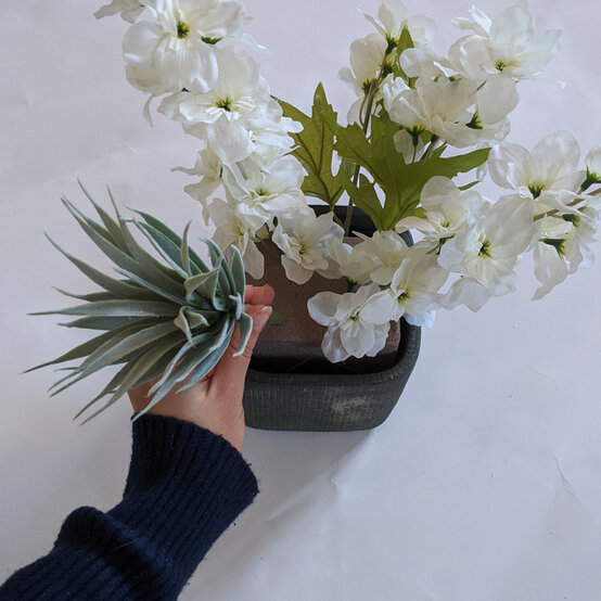 how-to-create-a-wedding-floral-arrangement_step4.jpg?sw=554&q=85