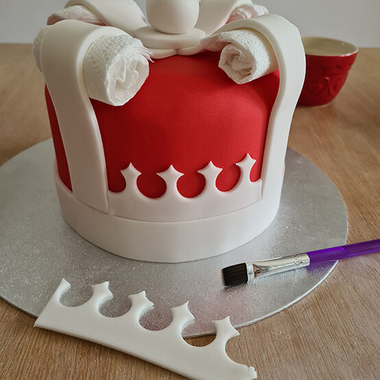 How-to-Make-a-Platinum-Jubilee-Showstopper-Cake_Step5j.jpg?sw=554&q=85