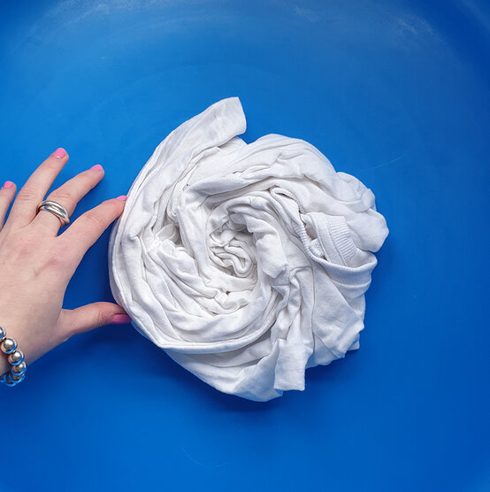 How-to-tie-dye-a-t-shirt_Spiral%20step%205a.jpg?sw=554&q=85