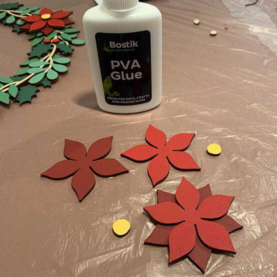 idea_Glowforge-Botanical-Christmas-Wreath_Step12a.jpg?sw=554&q=85