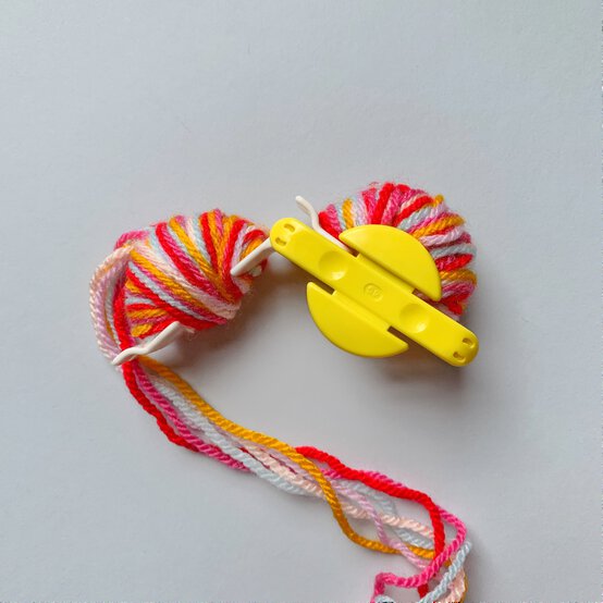 how_to_create_five_different_patterns_in_pom_poms_confetti_pom_pom_pattern_step_2.jpg?sw=554&q=85