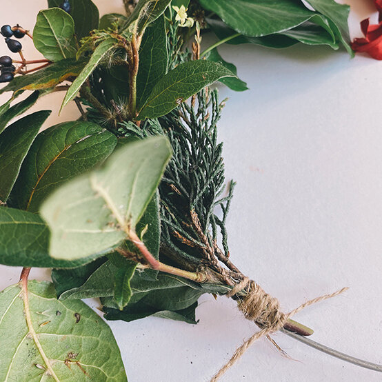 foraged-wreath-step-6a.jpg?sw=554&q=85