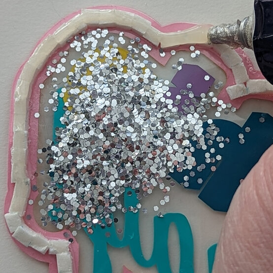 idea_cricut-how-to-make-a-shaker-cake-topper_step10b.jpg?sw=554&q=85