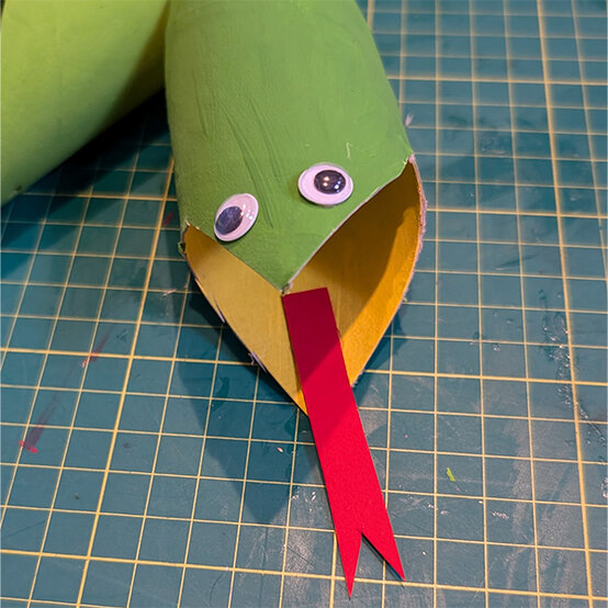 how%2Dto%2Dmake%2Da%2Dcraft%2Droll%2Dsnake%5Fstep%2D3c.jpg?sw=554&q=85