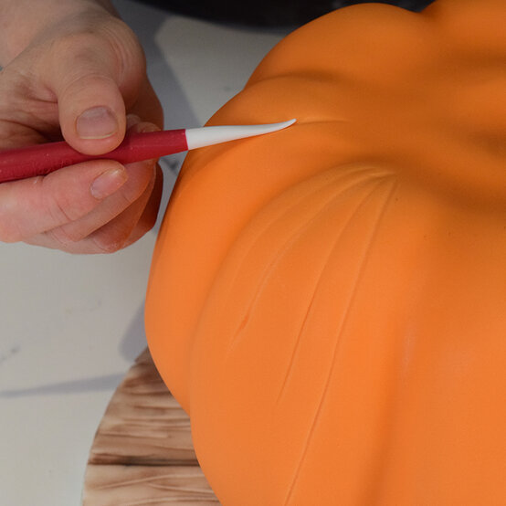 pumpkin-pinata-cake_step16.jpg?sw=554&q=85