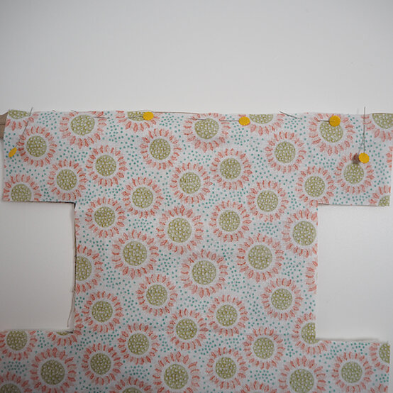 printed-boxy-bag-3.jpg?sw=554&q=85