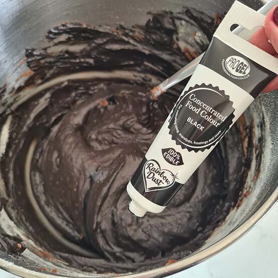 ideas%5Fhow%2Dto%2Ddecorate%2Da%2Dhalloween%2Dbundt%2Dcake%5Fstep%2D3d.jpg?sw=554&q=85