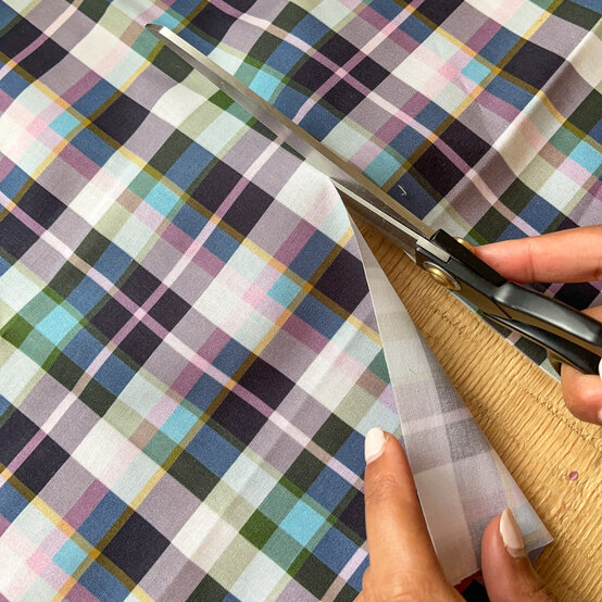 joules-piped-cushion---step-11a.jpg?sw=554&q=85