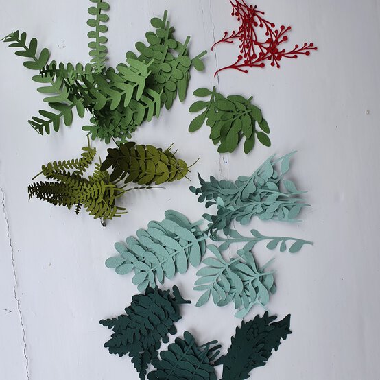 personalised-paper-wreath_step8_4.jpg?sw=554&q=85