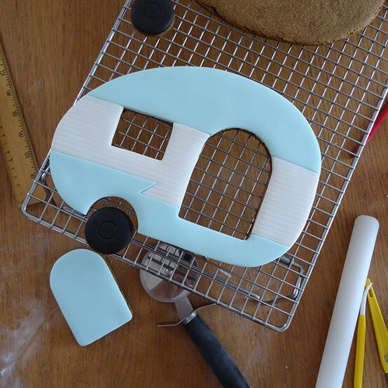 xmas-baking-lucy-caravan-cake21.jpg?sw=554&q=85