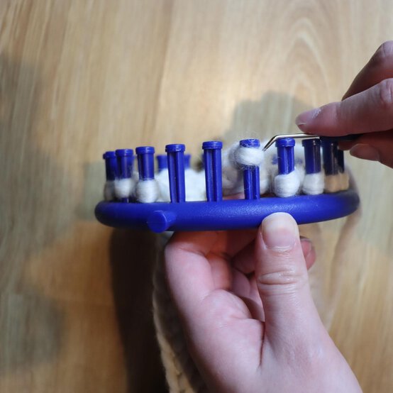 how_to_loom_knit_a_blanket_step_8d.jpg?sw=554&q=85