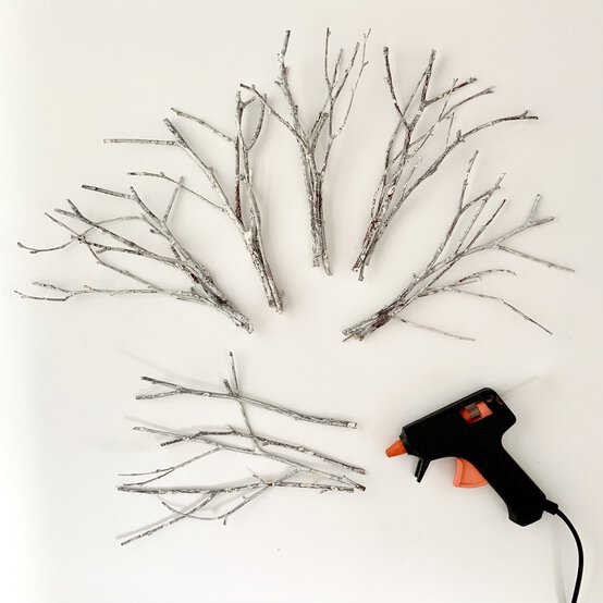 img_christmasfrostedwreathstep9.jpg?sw=554&q=85