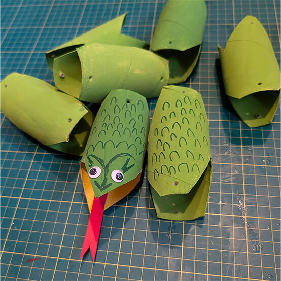 how%2Dto%2Dmake%2Da%2Dcraft%2Droll%2Dsnake%5Fstep%2D4.jpg?sw=554&q=85