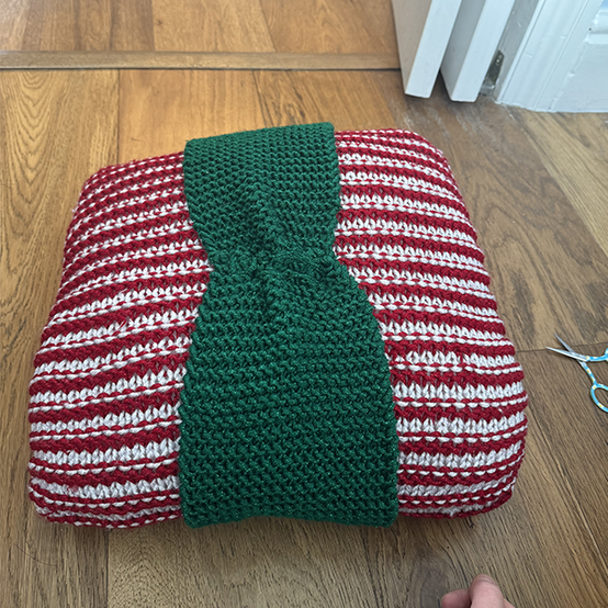 idea%5Fknit%2Da%2Dpresent%2Dcushion%5Fstep14.png?sw=554&q=85