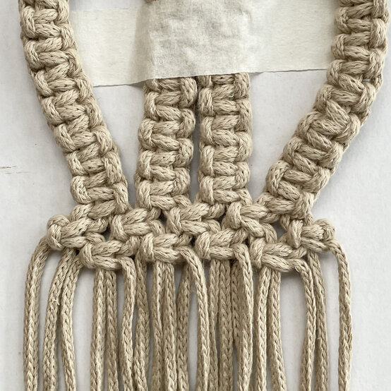 how%5Fto%5Fmake%5Fmacrame%5Fbunny%5Fplant%5Fpods%5Fstep%2D11.jpg?sw=554&q=85