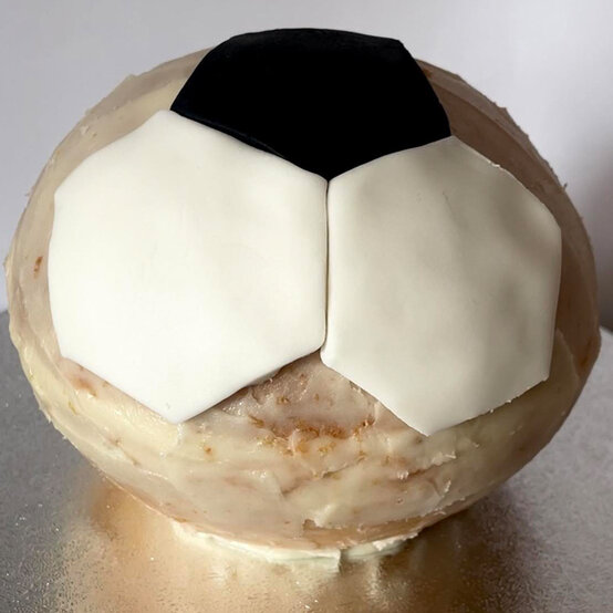 idea_how-to-make-a-football-cake_step11.jpg?sw=554&q=85