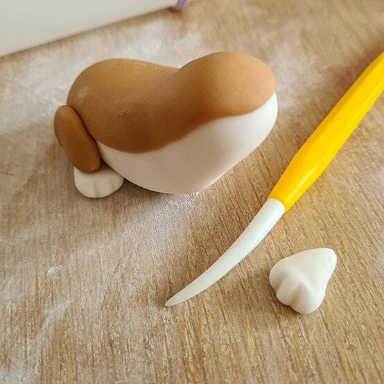 How-to-Make-a-Platinum-Jubilee-Showstopper-Cake_Step20b.jpg?sw=554&q=85