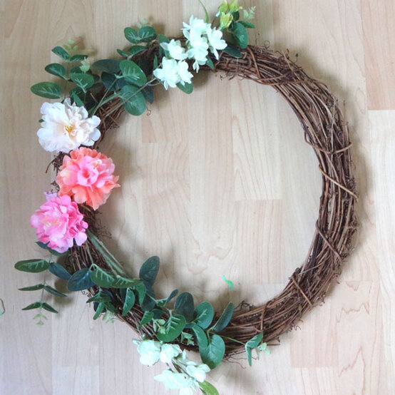 ideas%5Fhow%2Dto%2Dmake%2Da%2Dfloral%2Dspring%2Dwreath%5Fstep%2D3.jpg?sw=554&q=85