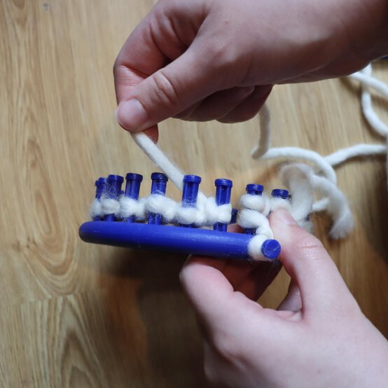 how_to_loom_knit_a_blanket_step_6a.jpg?sw=554&q=85