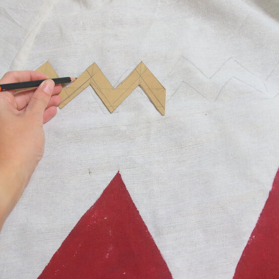 kids-teepee-painted-pom-pom-step-4a.jpg?sw=554&q=85