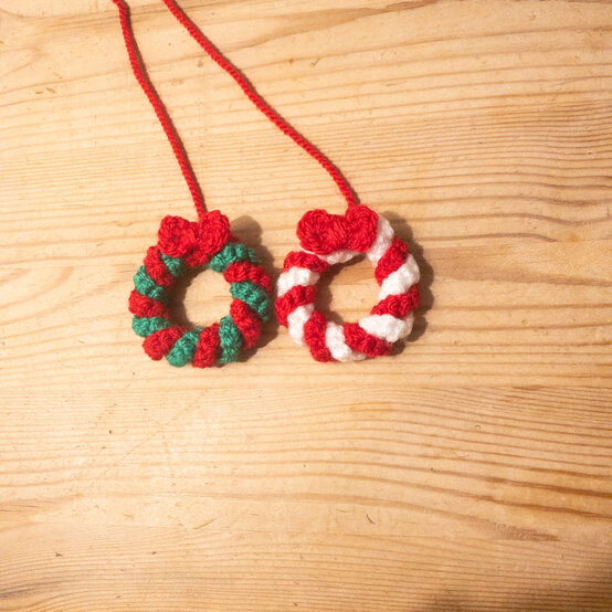 gingerbreadhouse-_door_wreath.jpg?sw=554&q=85