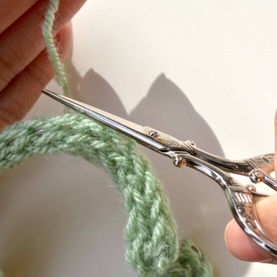 How-to-Make-a-Knitted-Eid-Mubarak-Sign_step19a.jpg?sw=554&q=85