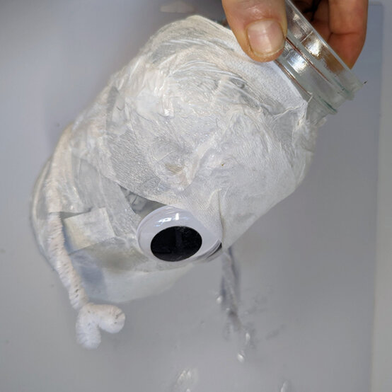 idea_halloween-glass-lanterns-mummy_step3.jpg?sw=554&q=85