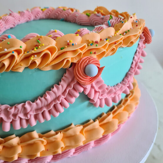 idea%5Fretro%2Dbuttercream%2Dcake%5Fstep%2D08.jpg?sw=554&q=85