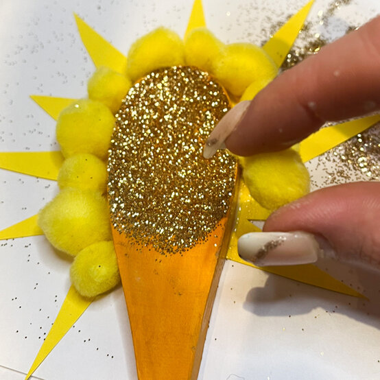 idea_how-to-make-story-spoons-sun_step5a.jpg?sw=554&q=85