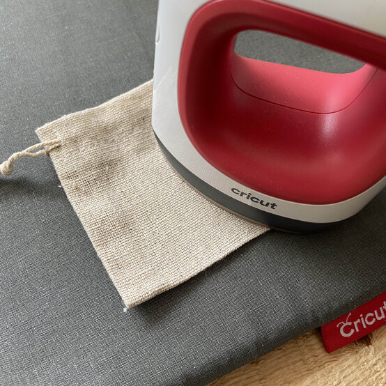 iron-on-vinyl-advent-calendar_step4_sq.jpg?sw=554&q=85