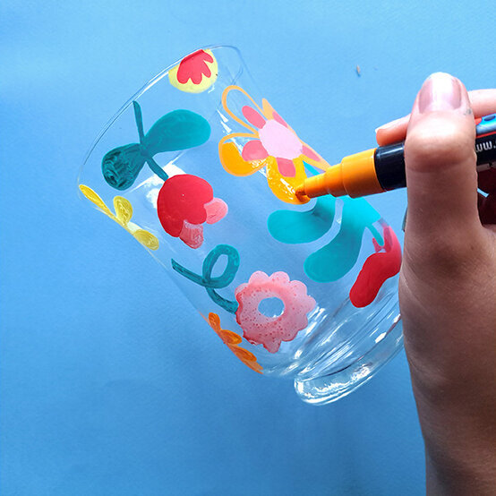 idea%5Fglass%2Dpainting%2Dideas%2Dfor%2Dbeginners%5Fstep%2D03.jpg?sw=554&q=85