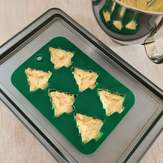 idea_Mini-Christmas-Tree-Cakes_Step2b.jpg?sw=554&q=85