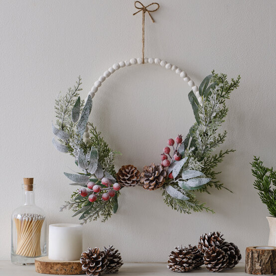 idea_winter-value-projects-wreath_step4.jpg?sw=554&q=85
