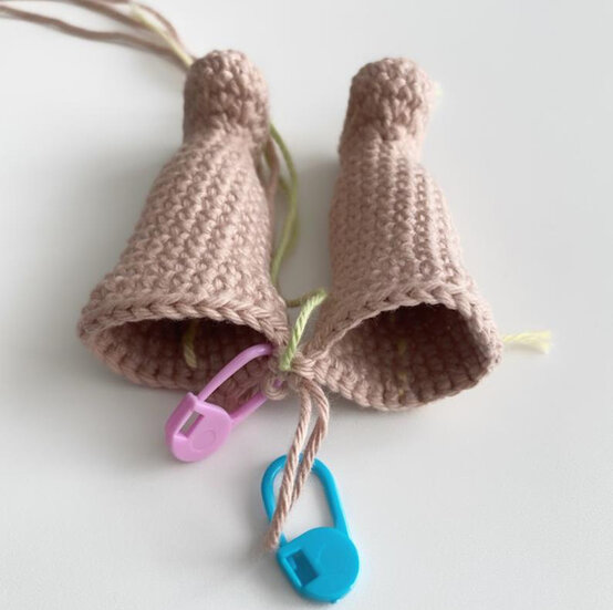 idea_how-to-crochet-amigurumi-mrs-claus_body3.jpg?sw=554&q=85