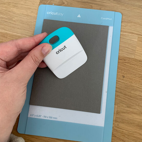cricut-joy-card_step5_1.jpg?sw=554&q=85